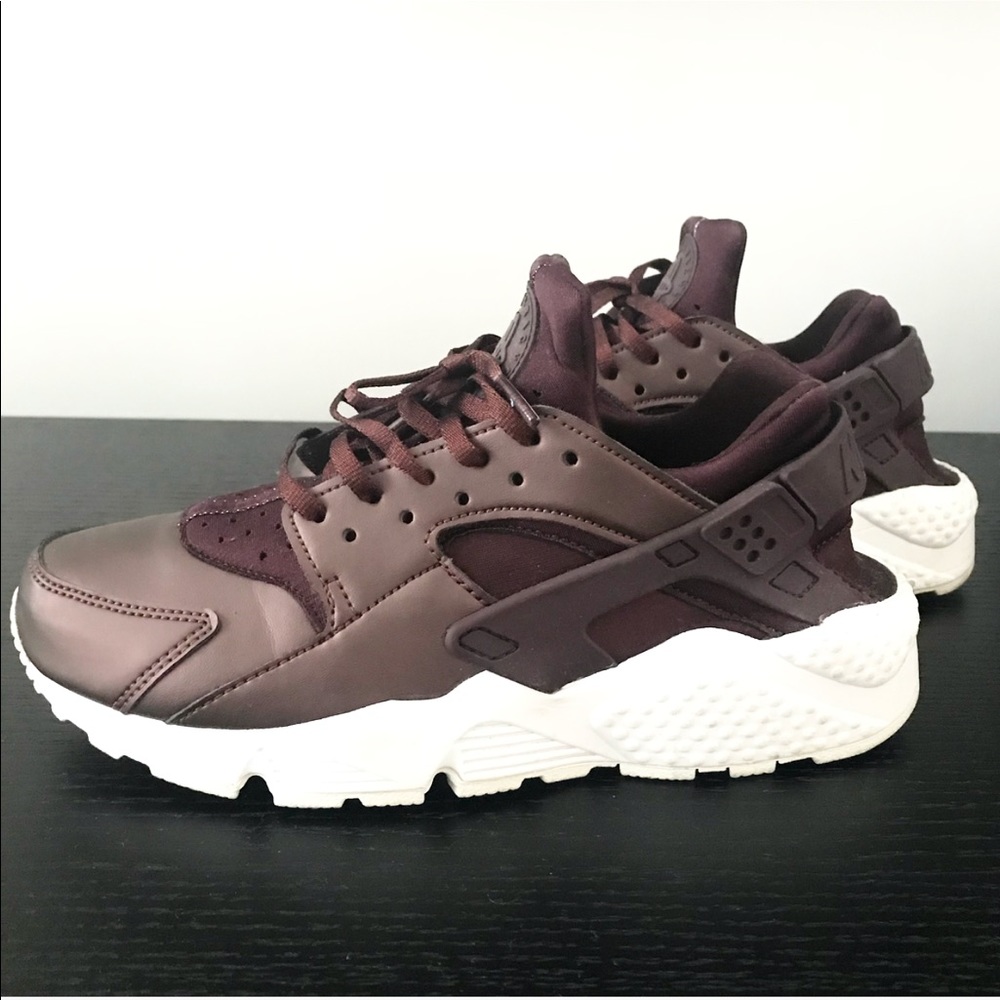 Nike air huaraches in metallic mahogany